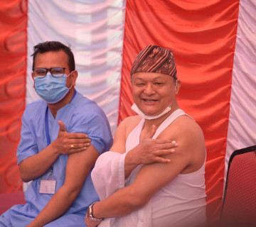 चिकित्सकद्वय सागर र अनुपले लगाए कोरोनाविरुद्धको खोप